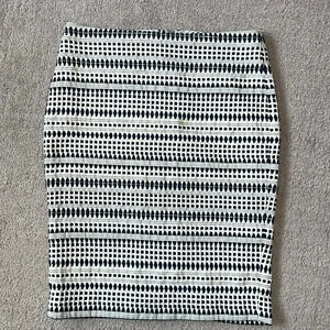 LOFT | black and white pencil skirt, size 4. Like new.